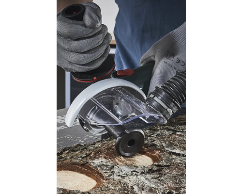 Fräsmaskin med utsugningsanordning som används på en träbit