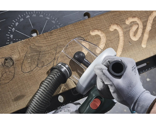 Träbearbetning med ett fräsverktyg för att skapa ett teckensnitt i en träplanka