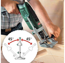 Borrmaskin som borrar i en träplanka med en borrmall för exakta borrvinklar.