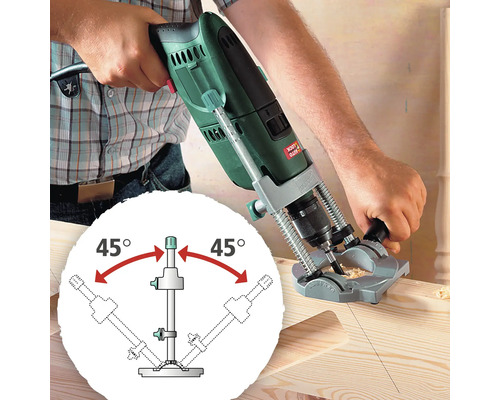 Borrmaskin som borrar i en träplanka med en borrmall för exakta borrvinklar.