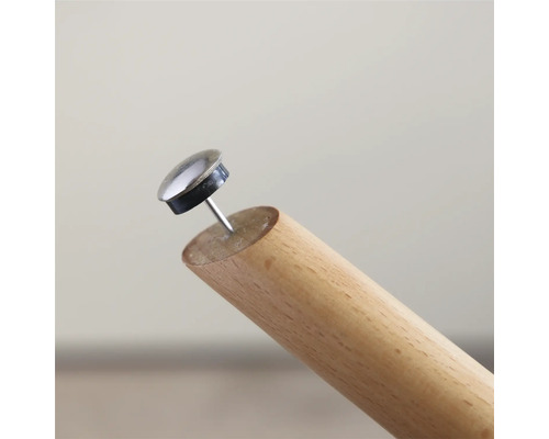 Möbelglidare med spik på ett träben
