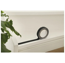 En rulle svart halkskyddstejp på en ljus yta