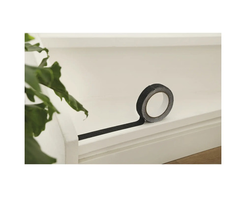 En rulle svart halkskyddstejp på en ljus yta