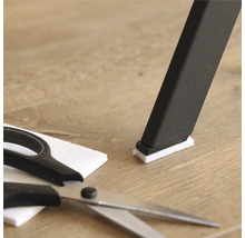 Stolsben med filtplatta, filtplatta och sax på trägolv