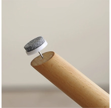 Filtdyna med spik på ett träben