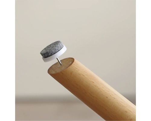 Filtdyna med spik på ett träben