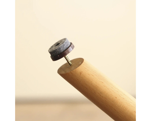 Filttass med skruv fäst på ett träben