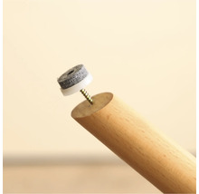 Möbelben av trä med filtdyna och skruv