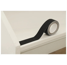 Rulle halkskyddstejp på ett trappsteg