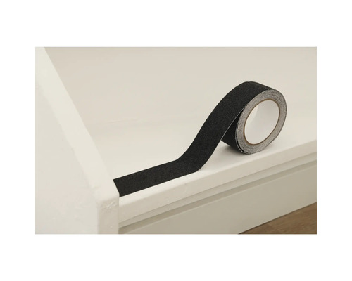 Rulle halkskyddstejp på ett trappsteg