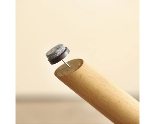 Glidskydd i filt för montering på ett möbelben