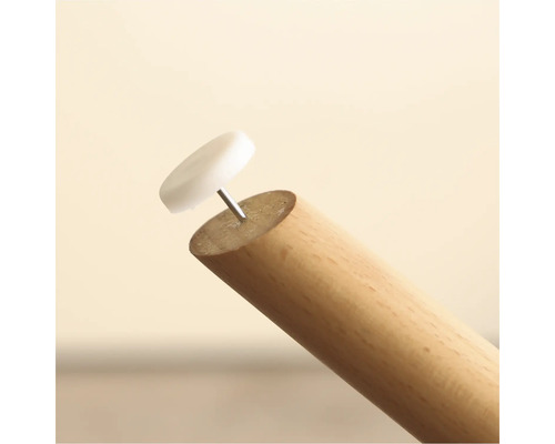 Möbelglidare med spik på ett träben