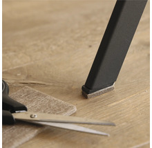 Stolsben med filtplatta, filtplatta och sax på golvet