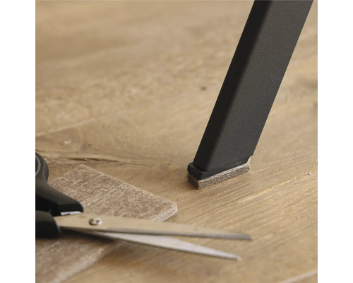 Stolsben med filtplatta, filtplatta och sax på golvet