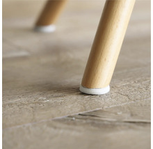 Stolsben med filtdyna på trägolv