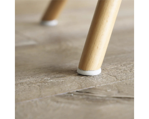 Stolsben med filtdyna på trägolv