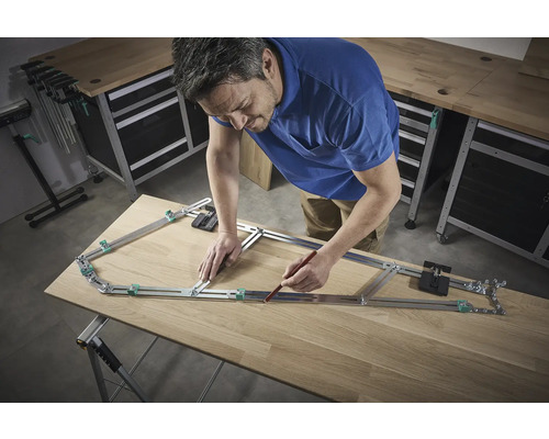 En man använder en konturmall för att överföra en form till en träplanka.