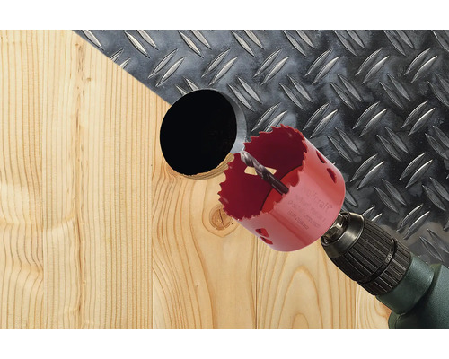 Hålsåg borrar hål i träplanka