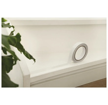 En rulle dubbelhäftande tejp på en yta.