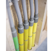 Installation av elektriska rör i en träram