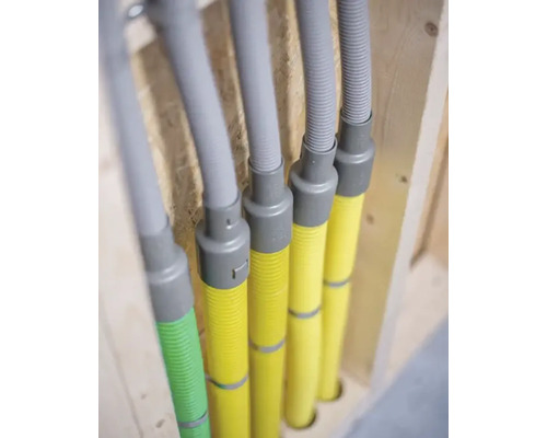 Installation av elektriska rör i en träram