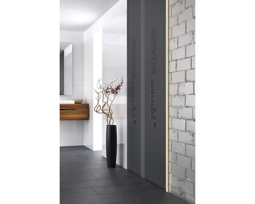 Modernt badrum med byggskivor på väggen