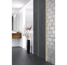 Modernt badrum med väggbeklädnad och tegelvägg