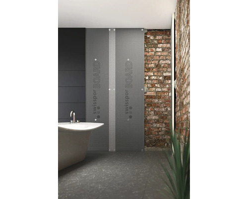 Badrum med badkar, väggpaneler och tegelvägg