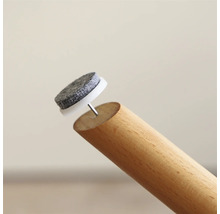 Filttass med spik på ett träben