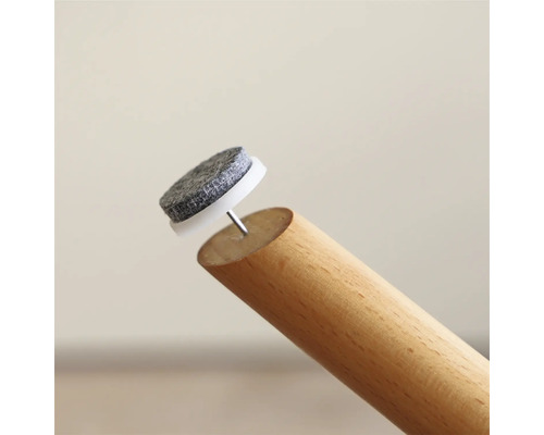 Filttass med spik på ett träben