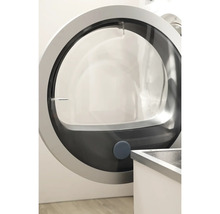 Öppen dörr till en tvättmaskin