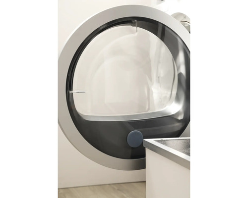 Öppen dörr till en tvättmaskin