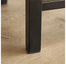 Ben på en möbel med golvskydd