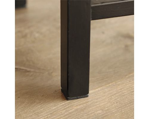 Ben på en möbel med golvskydd