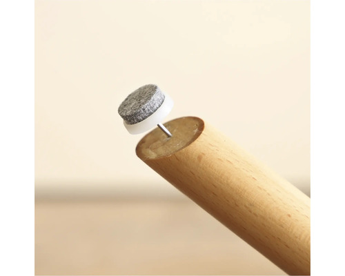 Möbeltass med spik för möbelben