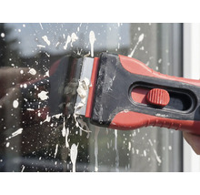 Färgskrapa används för att ta bort färgstänk på glas.