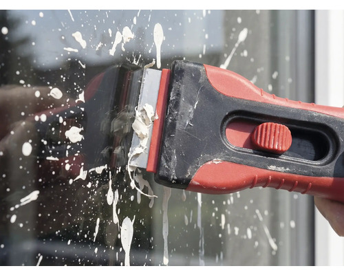 Färgskrapa används för att ta bort färgstänk på glas.