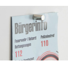 Informationsskylt med nödnummer, fäst med magnet