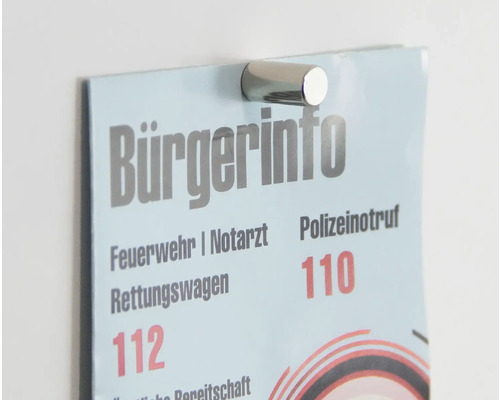Informationsskylt med nödnummer, fäst med magnet