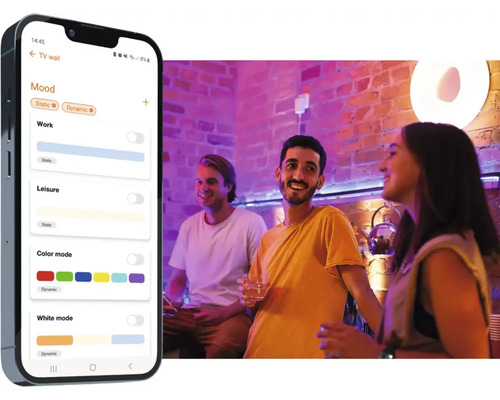 Smartphone med öppen app för ljusstyrning bredvid en upplyst bar med människor