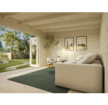 Interiör av ett trädgårdshus med soffa, bord och dekoration