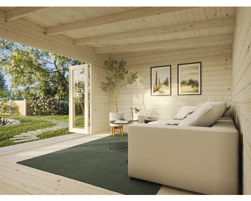 Interiör av ett trädgårdshus med soffa, bord och dekoration