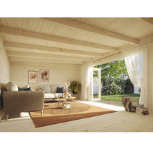 Ljust vardagsrum i ett trädgårdshus med möbler och dekoration