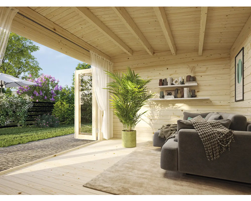 Ljus trästuga med soffa, hylla och utsikt över trädgården