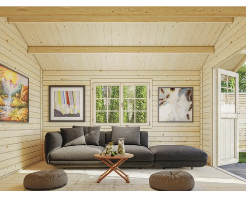 Interiörbild av ett trädgårdshus med soffa, bord, fönster och dekorationer.