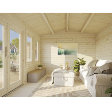 Ljus trädgårdshusinteriör med träpanel, fönster och mysig inredning