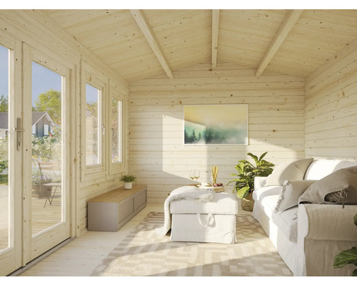 Ljus trädgårdshusinteriör med träpanel, fönster och mysig inredning