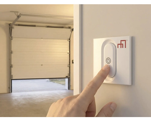 Hand manövrerar garageportsöppnare på väggen