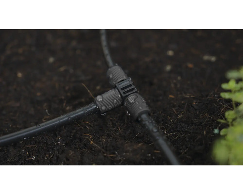 T-koppling för bevattningssystem på mörk jord