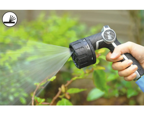 Person håller i en trädgårdsspruta som sprutar vatten